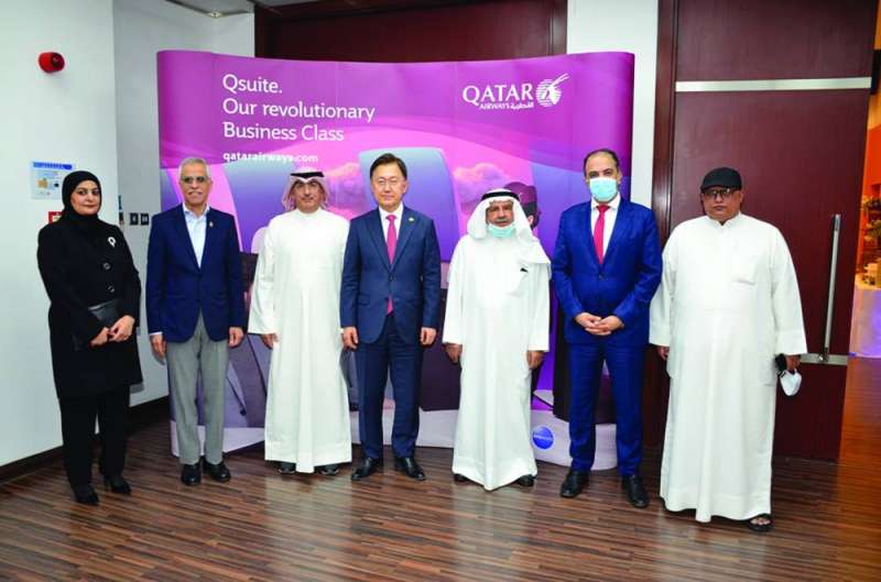 
السفير الكوري متوسطاً عدداً من الحضور
