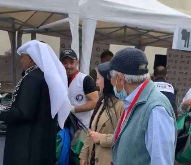 «الهلال الأحمر» يوزع 5000 حقيبة شتوية على العمال 
