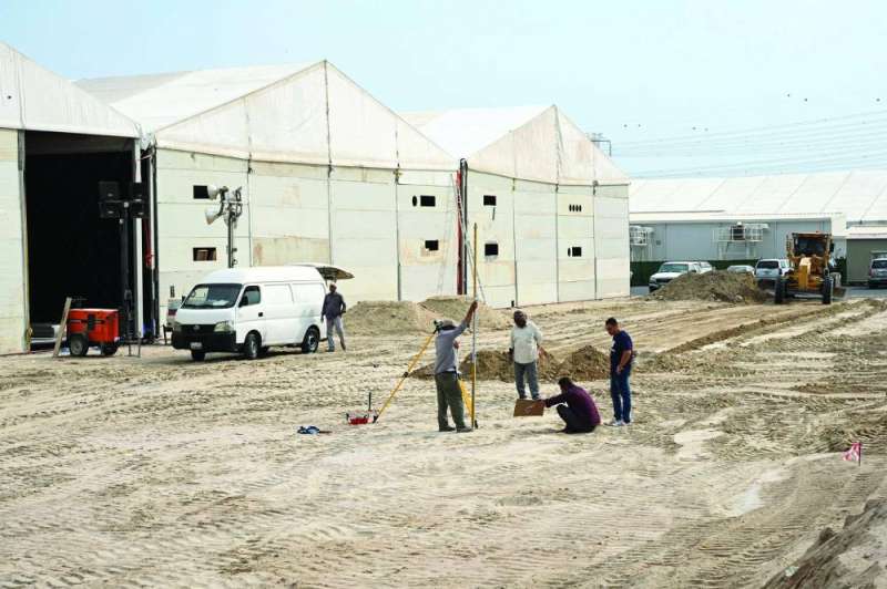 
أعمال بناء وتجهيز القاعات المؤقتة 	(تصوير أسعد عبدالله)