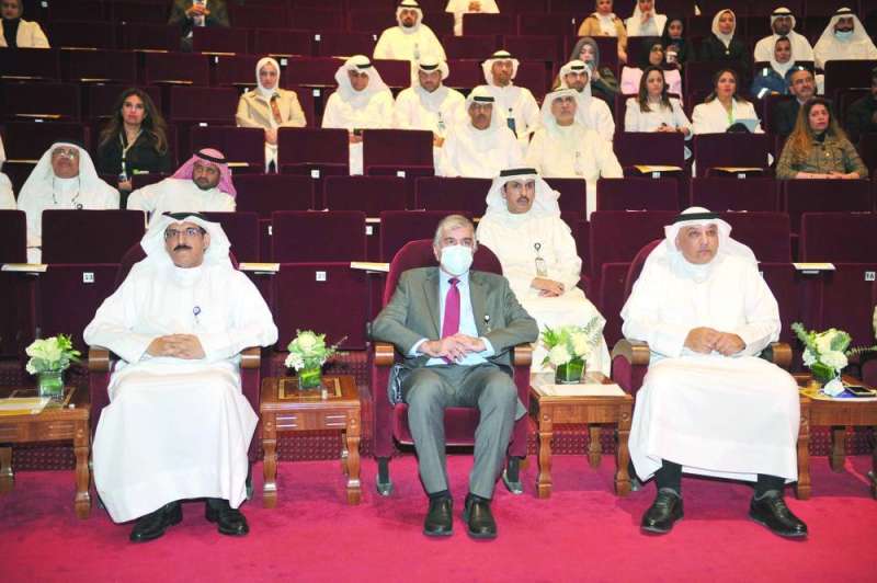 مدير الهيئة يتوسط الحضور في افتتاح المعرض	 (تصوير نايف العقلة)
