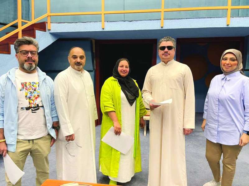 فريق العمل في لقطة جماعية 