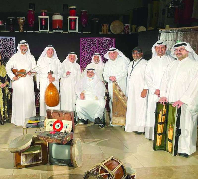 فريق عمل البرنامج مع الفنان شادي الخليج
