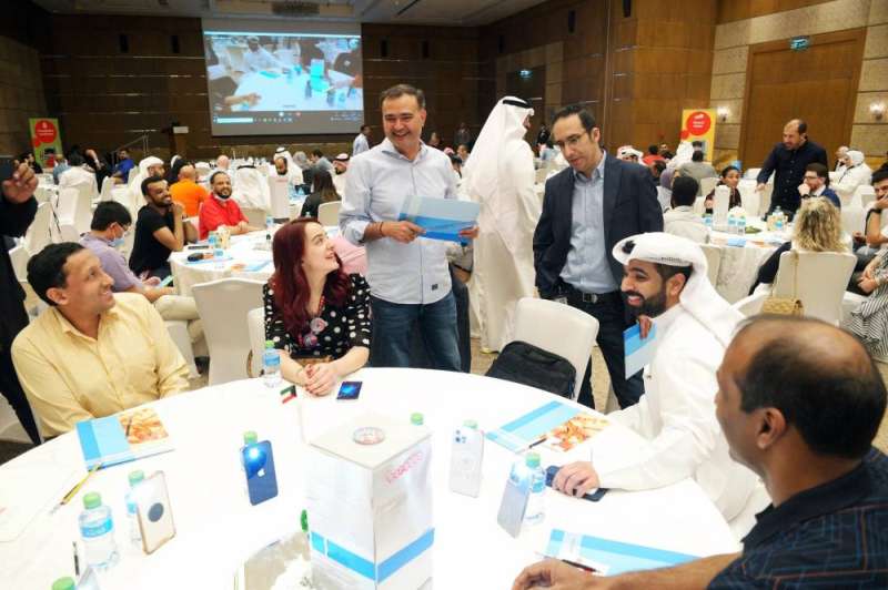 عمرالبسام وتابان تريباثي يشاركان الموظفين الأنشطة
