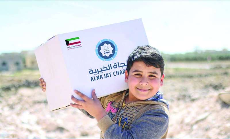 أحد الأطفال حاملاً حصة مساعدات 