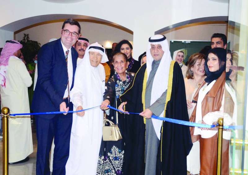 بدر الدويش وسعاد العيسى لحظة قص شريط افتتاح المعرض
