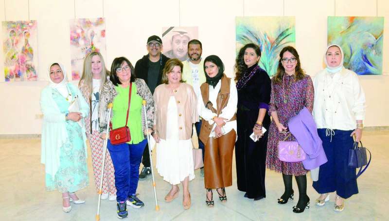 عدد من الفنانين المشاركين في المعرض
