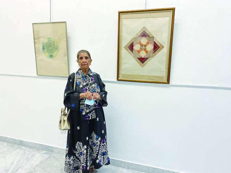 سعاد العيسى بين لوحتين
