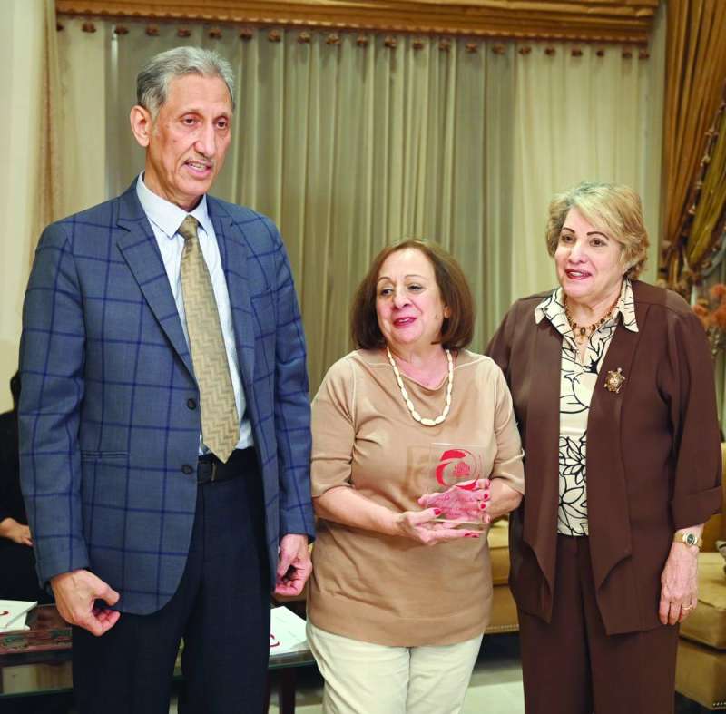 الرفاعي مُكرّماً ليلى المالح... بحضور ليلى العثمان 	(تصوير نايف العقلة)
