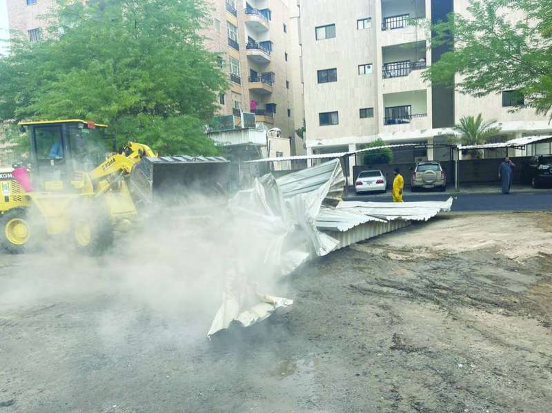 جرافات البلدية تزيل المظلات المخالفة