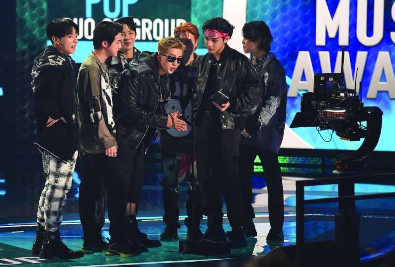 أعضاء فرقة «BTS» يتسلمون الجائزة