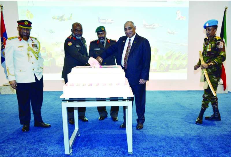 اللواء الركن العبيدي مشاركاً في قطع قالب الحلوى