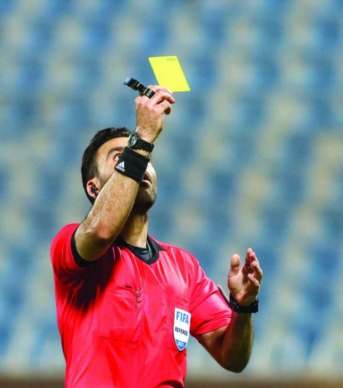 «بطاقة صفراء» مبكرة... للتحكيم (الأزرق دوت كوم)