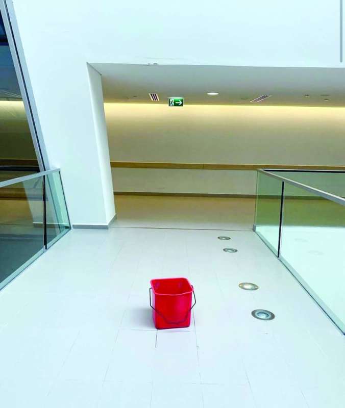 
سطل في الكلية لجمع المياه
