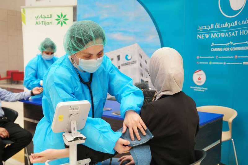 فحوصات لإحدى الطالبات