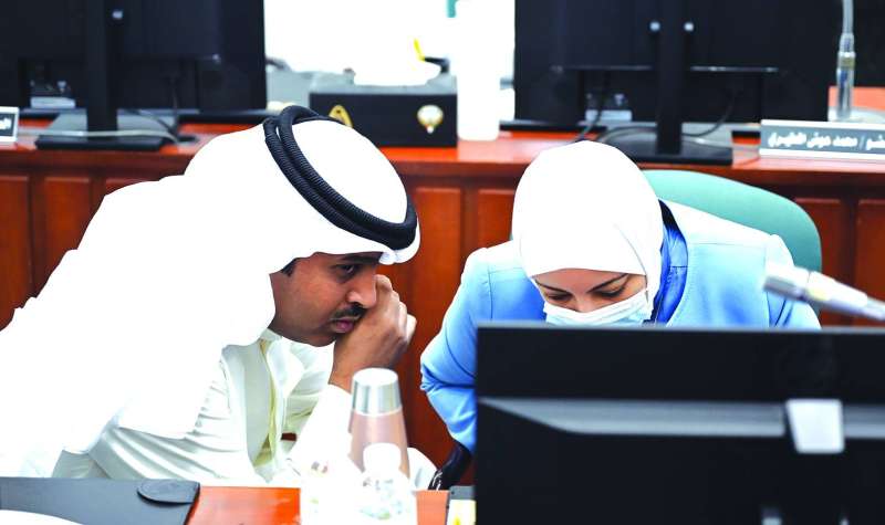 مشعل الحمضان ومها البغلي يطلعان على الرأي القانوني