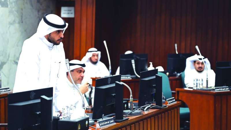 حمد المدلج متحدثاً خلال الجلسة