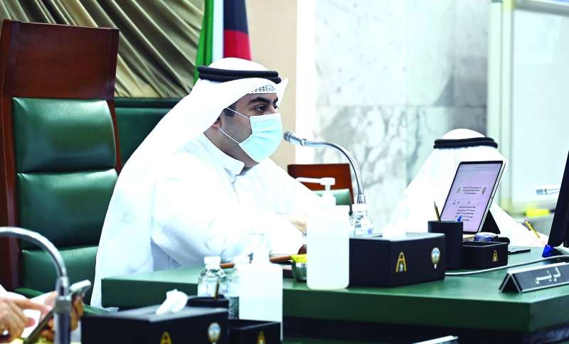 أسامة العتيبي مترئساً الجلسة 	(تصوير نايف العقلة)