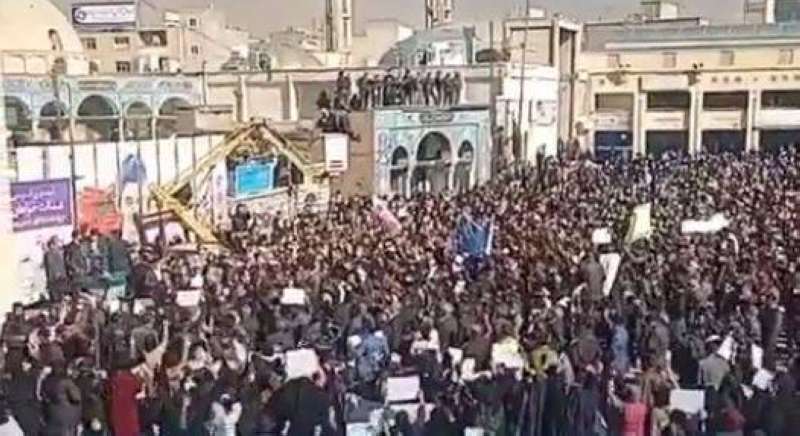 مشاهد للاحتجاجات بثتها وسائل إعلام إيرانية