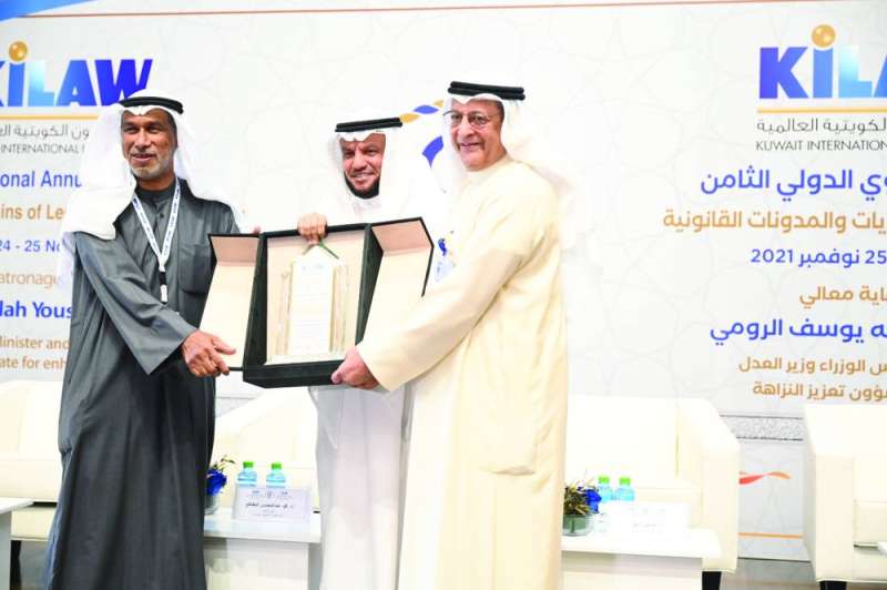 المقاطع وبدر الخليفة يكرمان الشرقاوي	 (تصوير نايف العقلة)