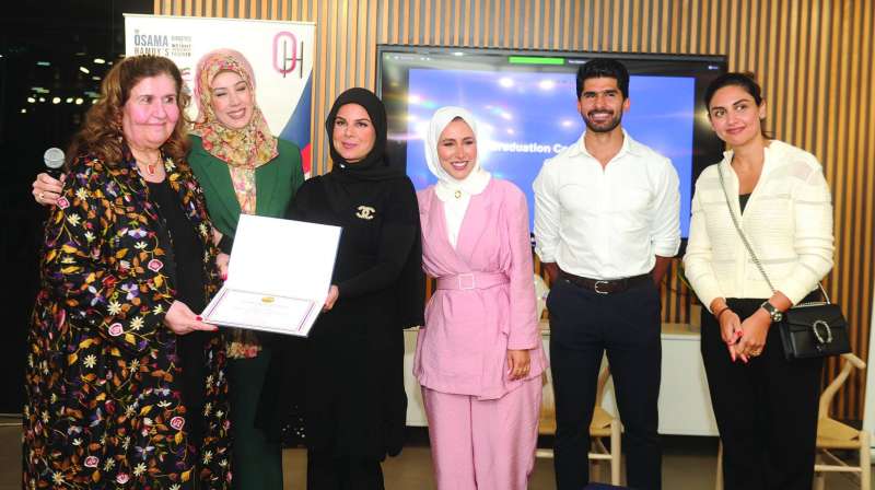 شيرين المطوع والفريق المشرف على البرنامج خلال تكريم المشتركة ألطاف العيسى	 (تصوير سعود سالم)
