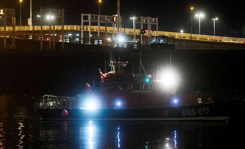 قارب تابع لمنظمة الإنقاذ البحري الفرنسية يحمل جثث مهاجرين إلى ميناء كاليه