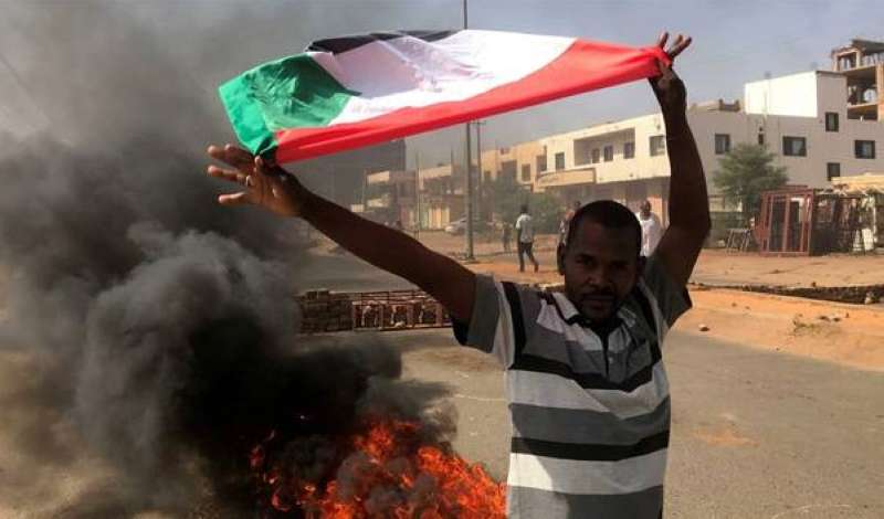 إطلاق قنابل غاز مسيل للدموع على متظاهرين معارضين للجيش في الخرطوم
