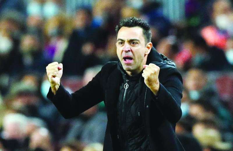 مدرب برشلونة تشافي يأمل في فوزٍ ثانٍ (رويترز)