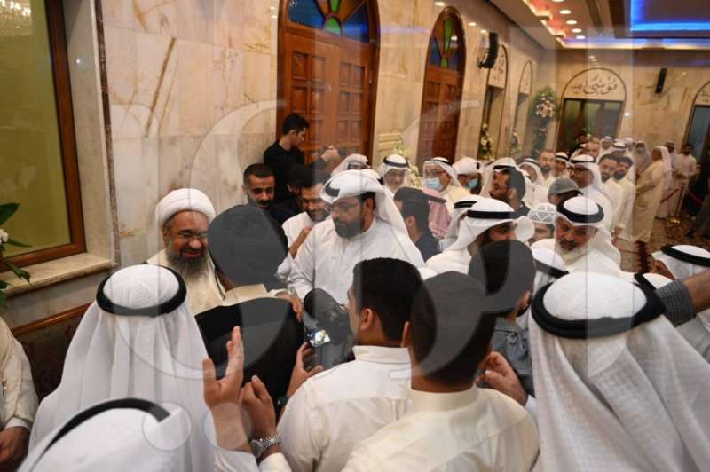 المعتوق مستقبلا المهنئين (تصوير: أسعد عبد الله)