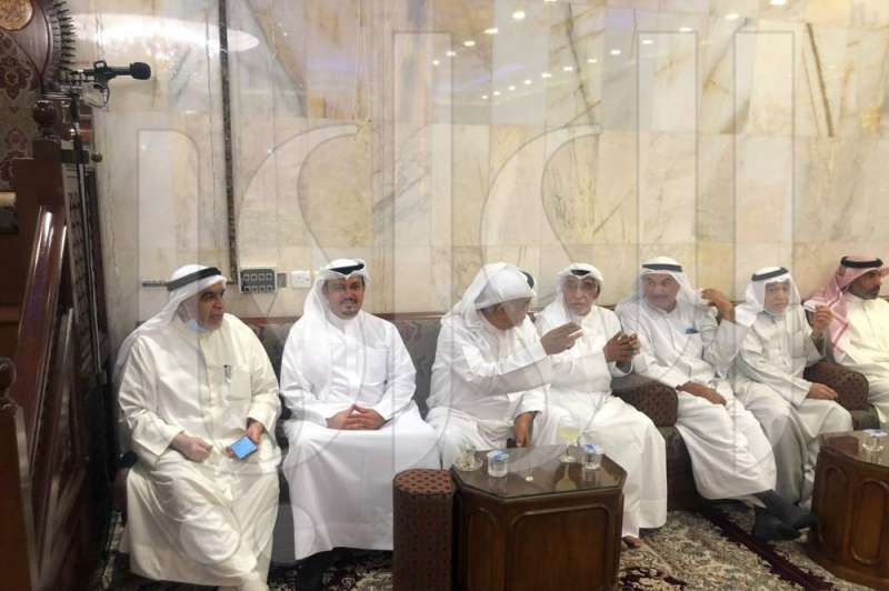 جموع المهنئين ويبدو النائبان عدنان عبد الصمد وهشام الصالح