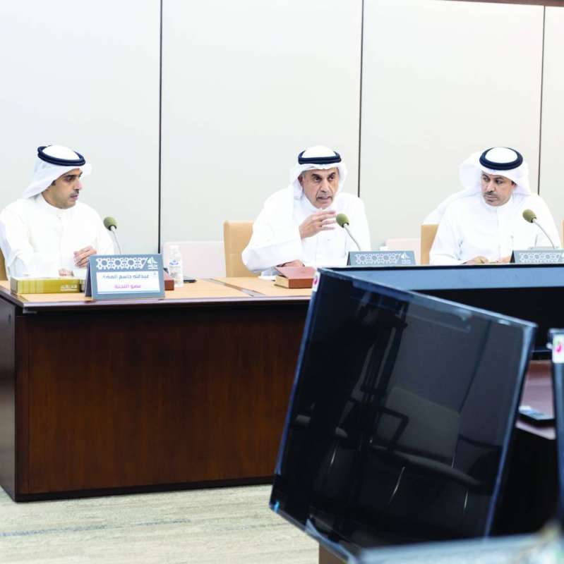 جانب من اجتماع سابق للجنة الشباب والرياضة
