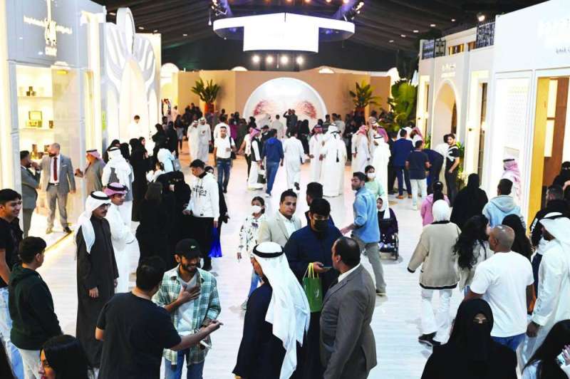 زوار معرض العطور 	( تصوير أسعد عبدالله)
