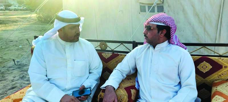 نايف السهو يتحدث للزميل تركي المغامس
