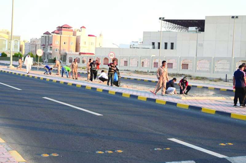 جانب من أعمال تشجير الشوارع 	 (تصوير نايف العقلة)