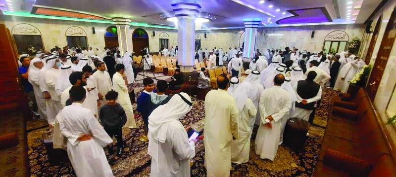 حشد من المهنئين
