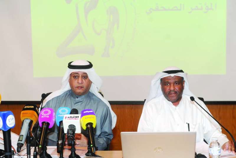 الدويش والهاجري خلال المؤتمر	 (تصوير سعود سالم)
