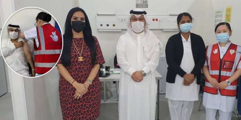 السفير البحريني يتلقى اللقاح