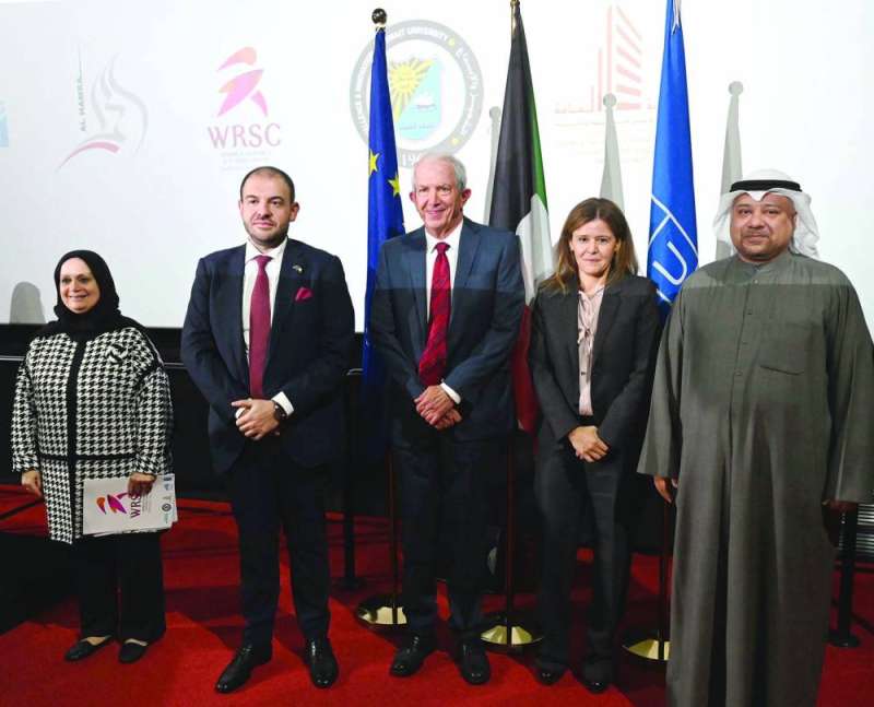 خالد مهدي ولبنى القاضي والسفير تيودور مع مشاركين في المنتدى