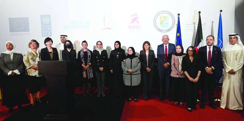 عدد من المشاركين في المنتدى في لقطة جماعية	 (تصوير نايف العقلة)