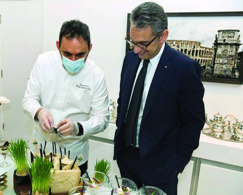 بالدوتشي متابعاً إعداد أحد الأطباق الإيطالية
