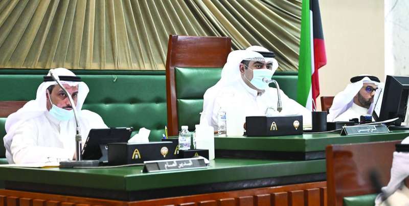 أسامة العتيبي مترئساً الجلسة في الفترة الأولى	 (تصوير نايف العقلة)
