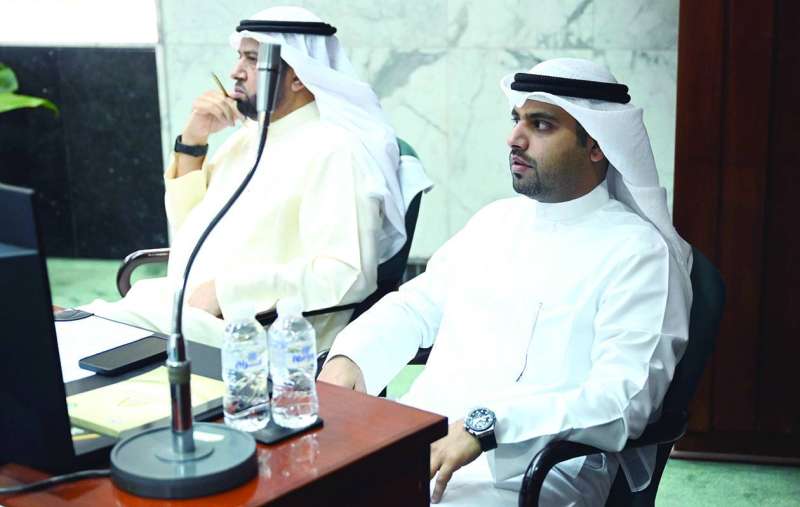 عبدالله المحري يتابع الجلسة قبل ترؤسها