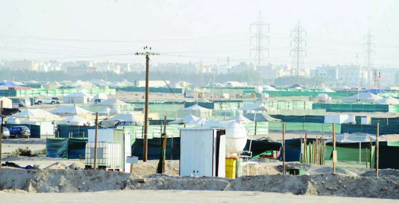 تسوير المخيم بساتر ترابي ممنوع	 (تصوير سعود سالم)