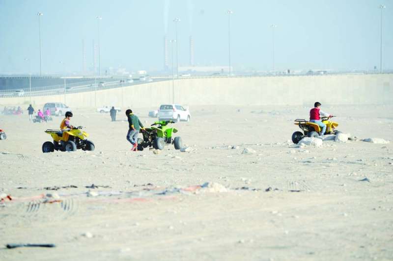 قيادة الأطفال للبقيات تشكل خطراً عليهم 	(تصوير أسعد عبدالله)