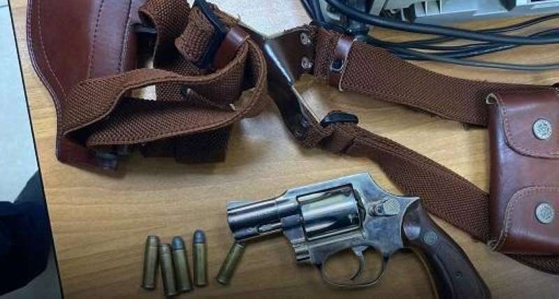 «الجمارك» تضبط سلاحا ناريا وطلقات بمركبة خليجي في النويصيب 