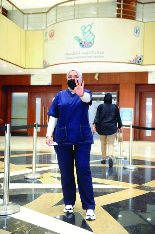 
تشديد على ضرورة تلقي الجرعة الثالثة لتعزيز المناعة 	(تصوير سعود سالم)
