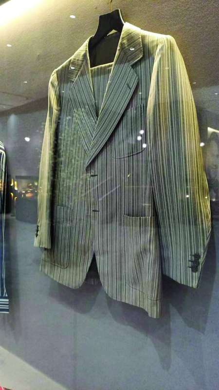 
إحدى البدلتين اللتين اختار قماشهما الملك الحسن الثاني