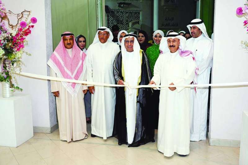 
قص شريط الافتتاح 	 (تصوير أسعد عبدالله)