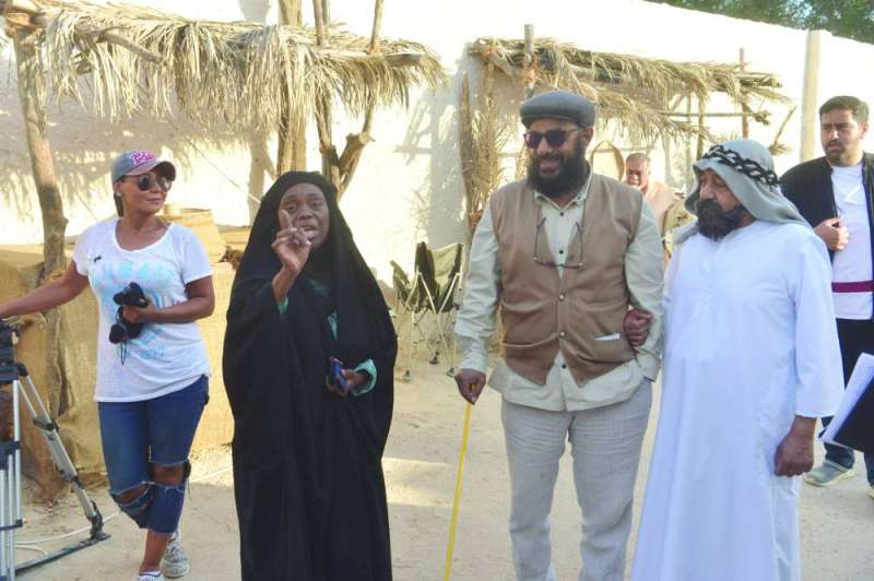 
مشاري العميري يتوسط عبدالإمام عبدالله وفتات سلطان في موقع التصوير
