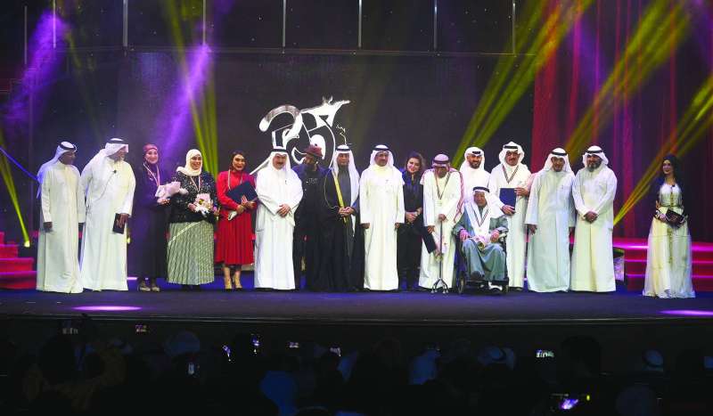 
العبدالجليل والدويش يتوسطان المكرمين وأعضاء لجنة التحكيم 	(تصوير أسعد عبدالله)
