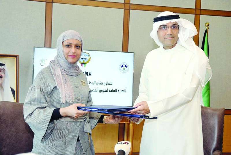 المبيلش والبرجس يتبادلان البروتوكول عقب توقيعه
